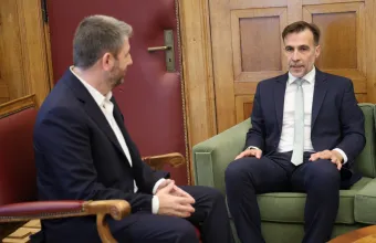 Ενώ ΠΑΣΟΚ και ΕΛΑΣ βρίσκονται στα «χαρακώματα», ανοιχτό παράθυρο άφησε ο Χουρδάκης για συνεργασία με την ΕΛΑΣ