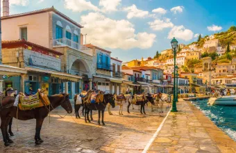 Ύδρα: Μια ώρα από την Αθήνα και νιώθεις ότι ταξίδεψες σε άλλη εποχή