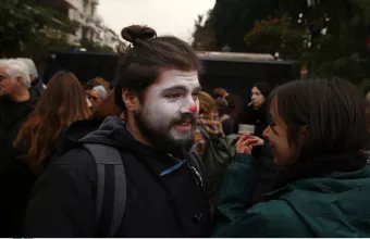Ο έχων μαχαίρι, τρώει πεπόνι!