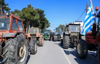 Θεσσαλονίκη: Με τρακτέρ στον Λευκό Πύργο οι αγρότες την ημέρα των εγκαινίων της 90ής ΔΕΘ