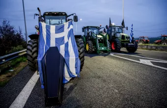 Τρακτέρ με ελληνική σημαία