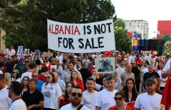 Αλβανία: Νέα διαμαρτυρία κατά του φράχτη και της επένδυσης Κούσνερ στη Χειμάρρα