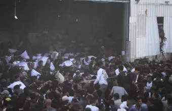 Πλήθος σε αποθήκη Γάζας