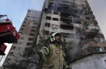 Πυροσβέστης σε πολυκατοικία
