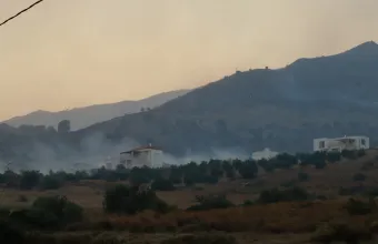 Xωρίς ενεργό μέτωπο η φωτιά στην Κάρυστο