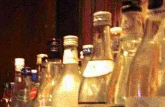 Στην Κρήτη σέρβιραν αλκοόλ σε ανήλικους και τους φόρεσαν χειροπέδες