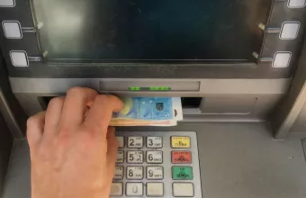 Που επιβάλλουν χρεώσεις οι τράπεζες στις ηλεκτρονικές συναλλαγές. Τι ισχύει στο εξωτερικό