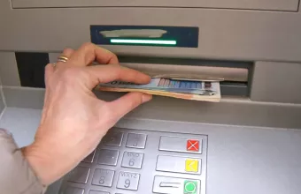 Ένωση Τραπεζών: Δεν υπάρχει οποιοσδήποτε περιορισμός στις αναλήψεις μετρητών