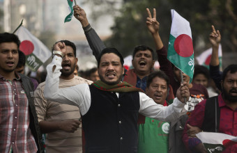 Μπανγκλαντές: Σκηνές χάους στην Ντάκα- Εισέβαλαν στην κατοικία της πρωθυπουργού