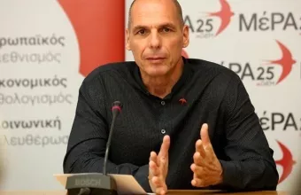 Οργή Βαρουφάκη για μπλούζα στο Amazon που τον δείχνει να κάνει χειρονομία κατά Γερμανίας (pic)