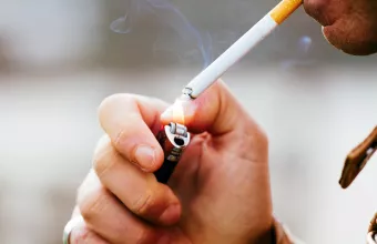 Ελληνική μελέτη – Εμβολιασμός κατά COVID σε ασθενείς με καρκίνο: Το κάπνισμα «καίει» το εμβόλιο 
