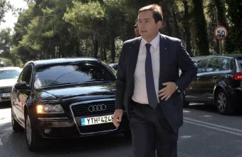 Απηύδησε ο Μηταράκης με το 1555 του ΕΦΚΑ και πήγε ο ίδιος στο τηλεφωνικό 