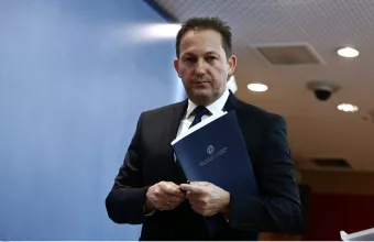 Πέτσας στον ΣΚΑΪ 100,3: Ενοίκιο στους ιδιοκτήτες των χώρων που θα γίνουν οι κλειστές δομές
