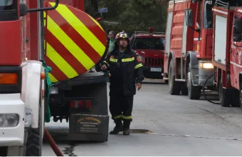 Πάτρα: Φωτιά σε αποθήκη – Τυλίχθηκε στις φλόγες φιάλη υγραερίου