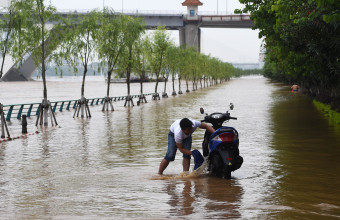 Κίνα: Τουλάχιστον 30 νεκροί από καταρρακτώδεις βροχές, καύσωνας στη Σαγκάη