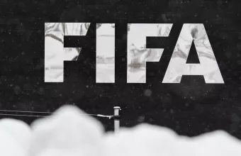Λογότυπο FIFA με χιόνι μπροστά Λογότυπο FIFA στον τοίχο