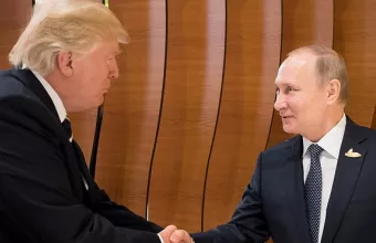 Ο Τραμπ θα υποδεχτεί τον Πούτιν κατά την αποβίβαση από το αεροπλάνο 