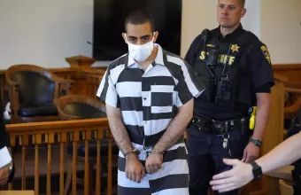 Επίθεση Σαλμάν Ρούσντι: Ο συλληφθείς δηλώνει θαυμαστής του αγιατολάχ Χομεϊνί