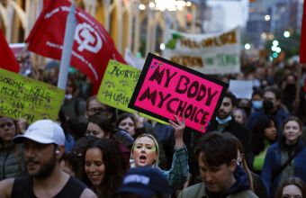 ΗΠΑ: Πολιτική θύελλα και διαδηλώσεις για τις αμβλώσεις 