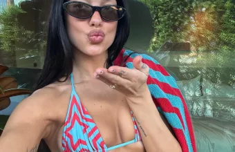 Ντούα Λίπα με μπικίνι