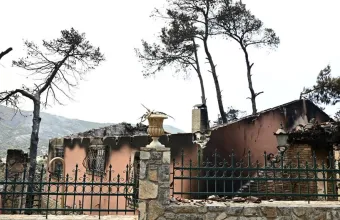 Με ταχείς ρυθμούς οι διαδικασίες αποκατάστασης μετά την πυρκαγιά στη Δυτική Αττική - Μετρούν πληγές οι κάτοικοι
