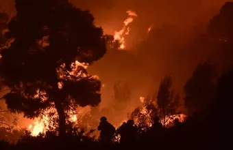 Πύρινη κόλαση στο Πόρτο Γερμενό, απειλούνται σπίτια - Δύσκολη νύχτα στο νότιο Ρέθυμνο, συνεχείς αναζωπυρώσεις