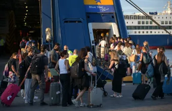 Επιβάτες επιβιβάζονται σε πλοίο