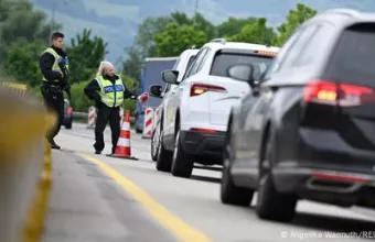Αστυνομικοί ελέγχουν οχήματα στα σύνορα