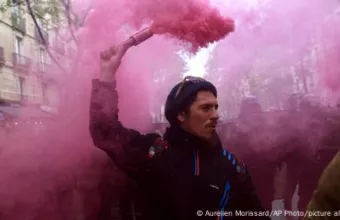 Διαδηλωτής με καπνογόνο σε πορεία
