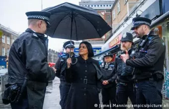 Βρετανοί αστυνομικοί συνομιλούν