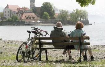 Συνταξιούχοι στη λίμνη