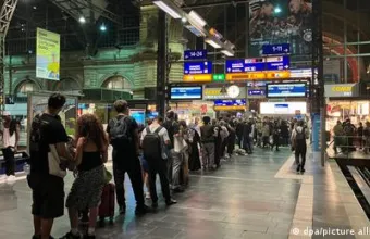 Επιβάτες σε γερμανικό σταθμό