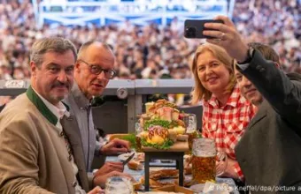 Πολιτικοί τρώνε παραδοσιακά εδέσματα