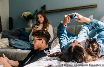 Νέοι με smartphones
