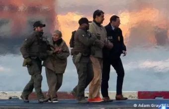 Αμερικανοί αξιωματούχοι συνοδεύουν άτομο