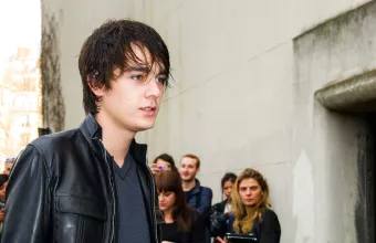 Γαλλία: Ο μικρότερος γιος του Ντελόν ζητά να ακυρωθεί η διαθήκη του πατέρα του