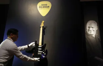 Η «Black Strat» του Ντέιβιντ Γκίλμορ είναι η ακριβότερη κιθάρα που πωλήθηκε σε δημοπρασία