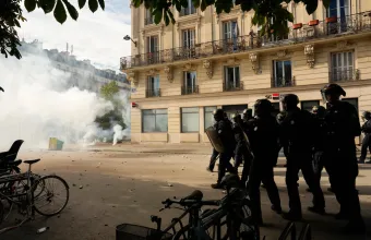 Γαλλία: Για βιαιπραγία κατηγορείται αστυνομικός - Τραυμάτισε σοβαρά μαθητή με δακρυγόνο στο πρόσωπο