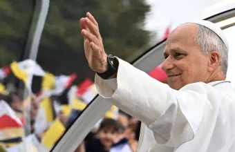 Θερμή υποδοχή για τον πάπα Λέων από χιλιάδες πιστούς στο Παρίσι- H λαμπρή λειτουργία στην πλατεία Κονκόρντ (PIC+VID)