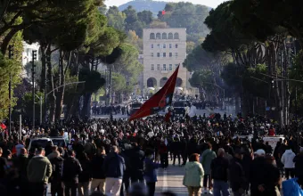 Αλβανία: Έκτη ημέρα διαδηλώσεων με επεισόδια στα Τίρανα