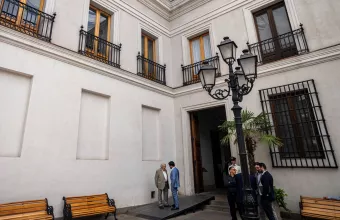 Κτήριο με ανθρώπους αυλή