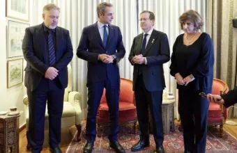 Ο Κυριάκος Μητσοτάκης και ο Ισαάκ Χέρτζογκ επισκέφθηκαν την οικογένεια Καρούση