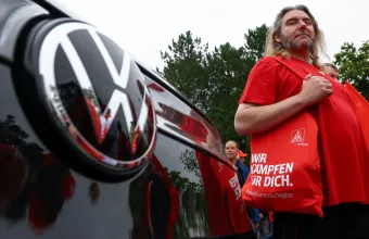Η Volkswagen πιέζει για πάγωμα μισθών καθώς ξεκινούν οι συνομιλίες για τα συνδικάτα