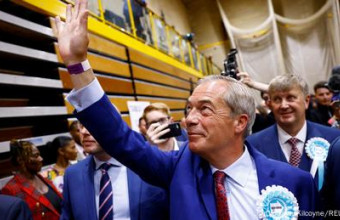 Ο Φάρατζ πανηγυρίζει για την επικράτηση Reform UK. Ο Φάρατζ χαιρετά μετά τη νίκη.