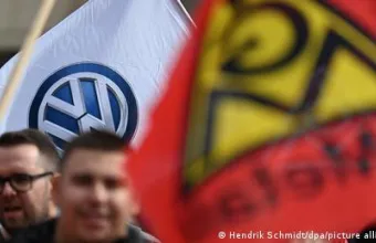 Περικοπές και πάγωμα μισθών στη Volkswagen