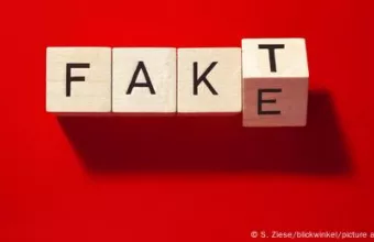 Ξύλινοι κύβοι με λέξη FAKE