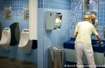 Σοβαρές καταγγελίες για εκμετάλλευση καθαριστών τουαλέτας