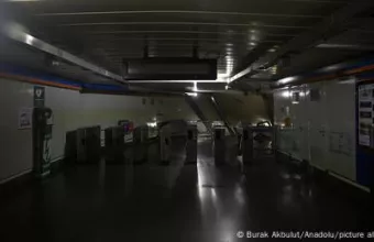 Σταθμός μετρό στο σκοτάδι black out