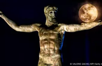Άγαλμα Ποσειδώνα με πανσέληνο
