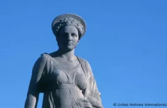 Άγαλμα αρχαίας θεάς με στεφάνι λουλουδιών Άγαλμα θεάς με στεφάνι λουλουδιών